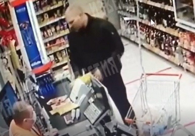 В петербургском супермаркете покупатель швырнул в лицо кассиру банку сметаны из-за маски