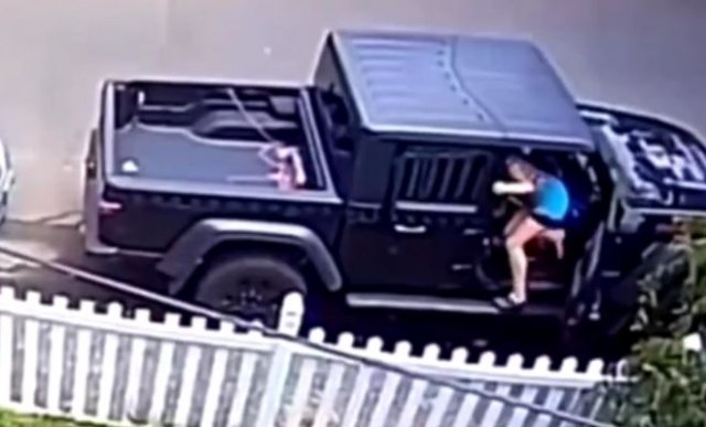 Видео, от которого вам станет очень больно: девушке защемили пальцы руки дверью машины