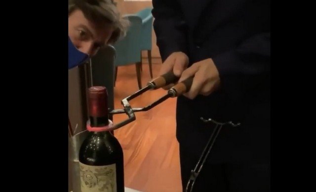 Необычный метод открывания вина раскаленными щипцами. Для чего он используется?