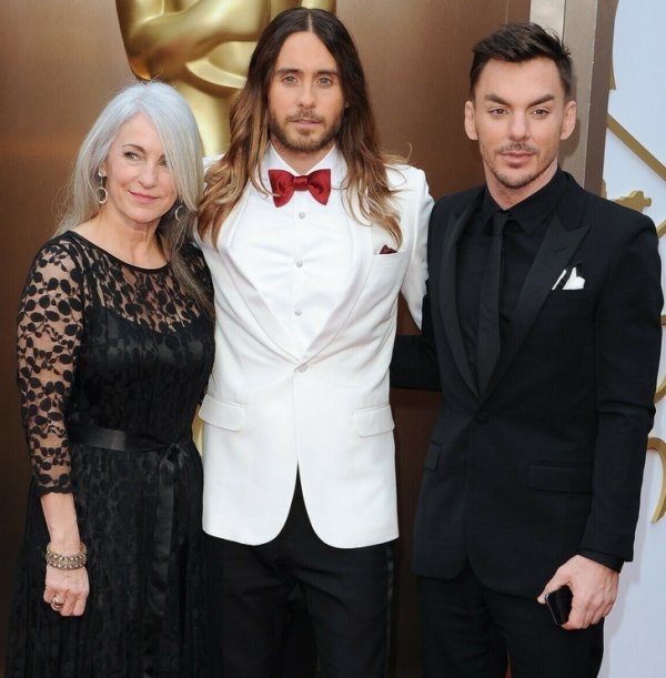 Джаред Лето, его мама Констанс Лето и брат Шеннон Лето на церемонии вручения премии «Оскар», 2014