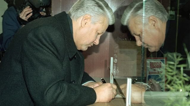 Президент Борис Ельцин получает свой приватизационный чек (ваучер), 1993 год
