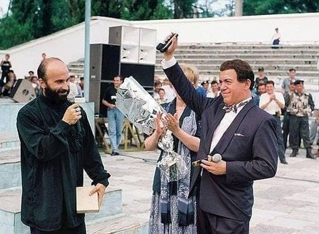 Шамиль Басаев дарит пистолет Иосифу Кобзону после выступления в Грозном, 1997 год
