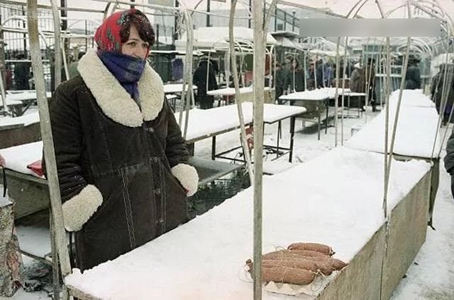 Женщина на пустом рынке, Грозный, 3 декабря 1994 года.