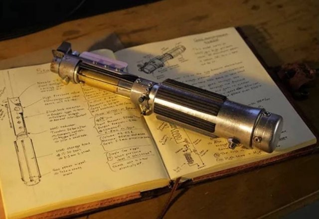 Блогер из России Алекс Буркан сделал первый в мире выдвижной световой меч из &quot;Звездных войн&quot;