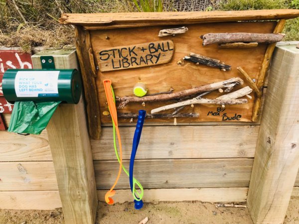 В Австралии в некоторых местах для выгула собак можно найти специальные стенды с палками, мячиками и пакетами для мусора