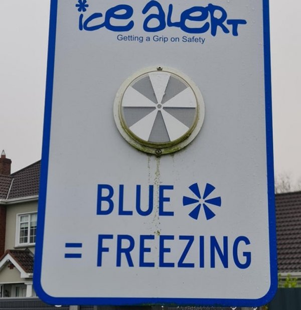 Этот знак становится синим, если на улице достаточно холодно для образования гололеда