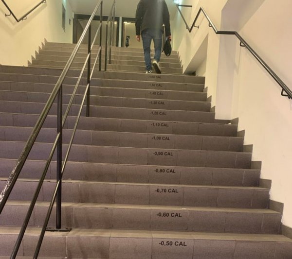 На каждой ступеньке лестницы указано количество сожженных калорий