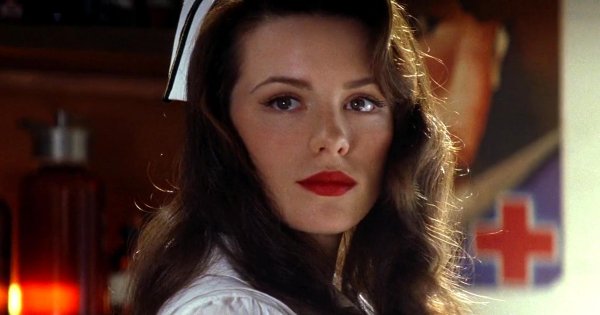 Кейт Бекинсейл посчитали недостаточно красивой для роли медсестры Эвелин в фильме «Перл-Харбор» (2001)