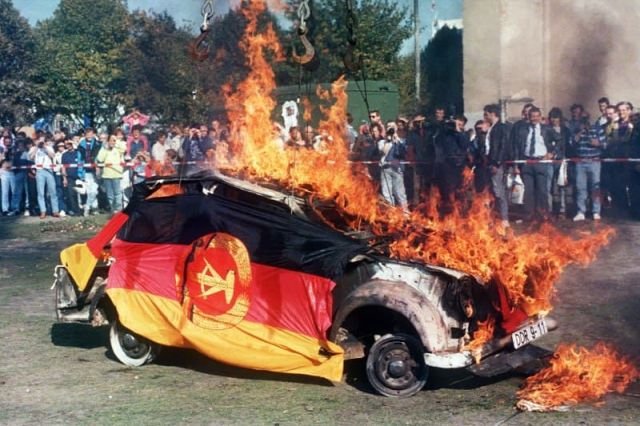 Западные немцы сжигают восточногерманский автомобиль с флагом ГДР, 1990 год.