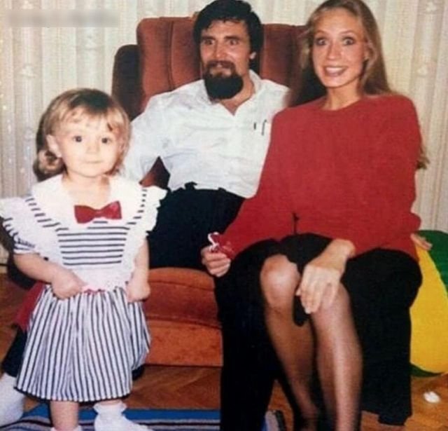 На фотографии маленькая Полина Гагарина со своими родителями в начале 1990-х годов.
