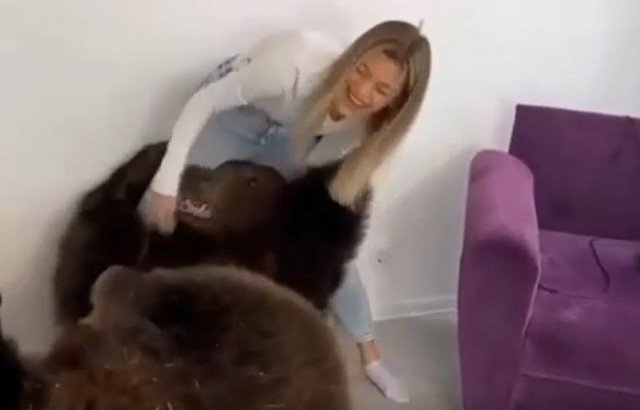 Блогерша из Мытищ Валерия Татаринцева привела в квартире медведя на праздник к ребенку