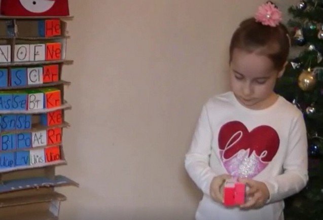 Девочка из Грузии по имени Анна собирает кубик Рубика... ногами!