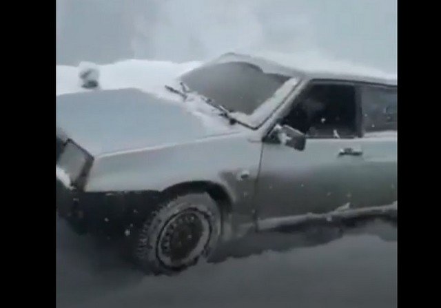 Женщины из Дагестана вытянули застрявший из-за снегопада автомобиль собственными руками