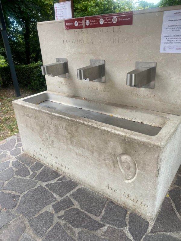В Италии в маленьких городках есть автоматы с бесплатной водой