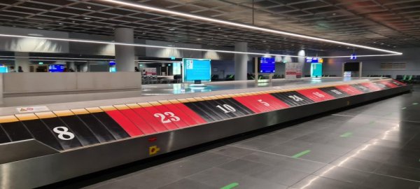 Зону выдачи багажа в аэропорту Франкфурта превратили в мини-игри в рулетку
