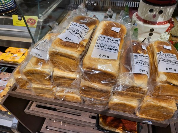 В этом супермаркете продают хлеб, порезанный горизонтально