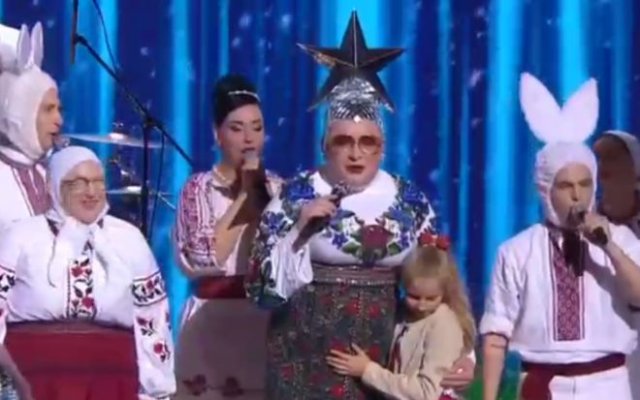 Верка Сердючке спела маленькой девочке песню «Батька наш Бандера»