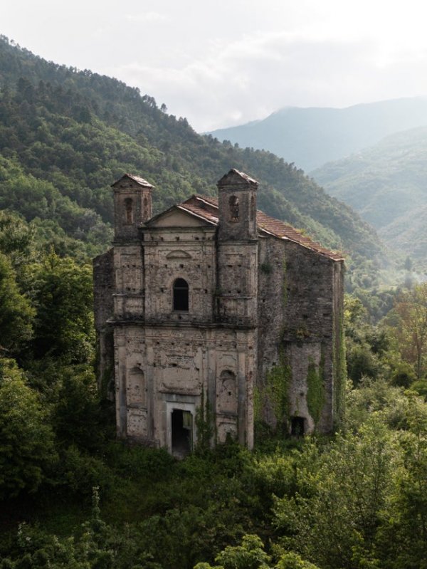 Заброшенная церковь 15 века постепенно превращается в руины