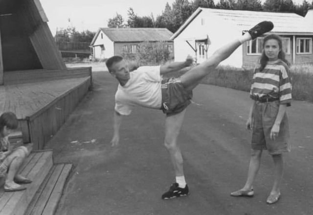 Парень показывает свое умение бить ногой перед девушкой, 1990-е.