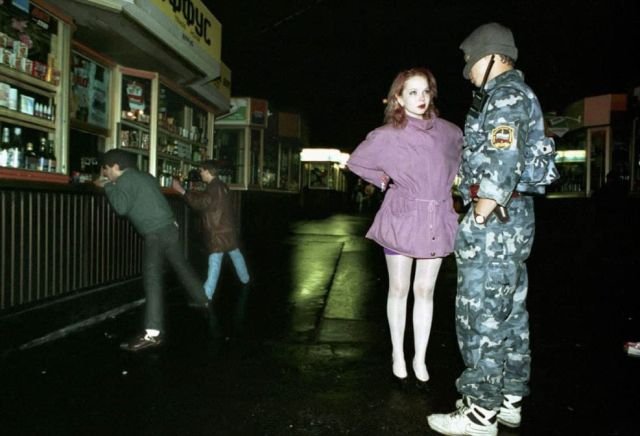 Сотрудник милиции задерживает проститутку, 1994 год, Москва.