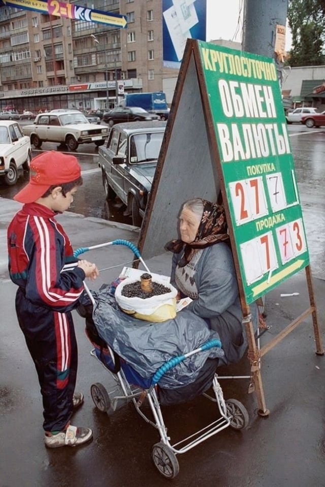 Бабушка торгует семечками на улице, 1998 год.