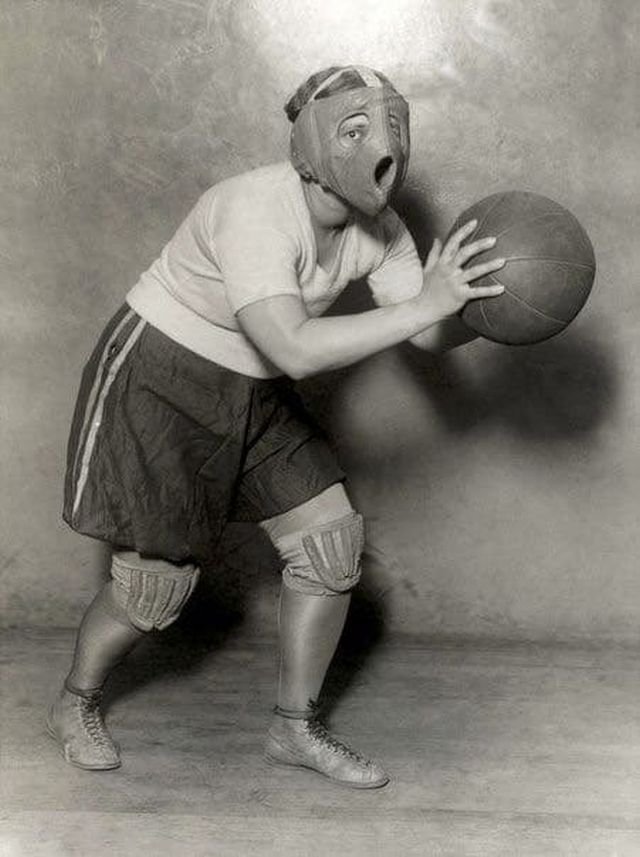 Девушка демонстрирует специальную защитную маску для лица и наколенники для игры в баскетбол. США, 1927 год.