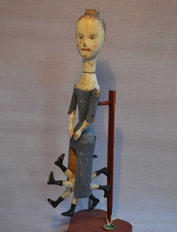 Это современная версия восьминогой куклы, которые были популярны в XIX веке. Платье скрывало ноги, и казалось, что кукла ходит.