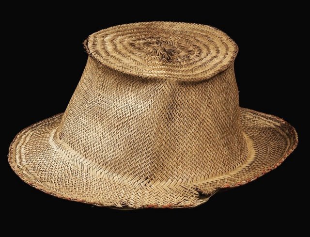 Самая древняя соломенная шляпа в мире — ей 1 500 лет. Правда, некоторые исследователи говорят, что это вовсе не шляпа, а миска. Египет, 427–557 годы н. э.