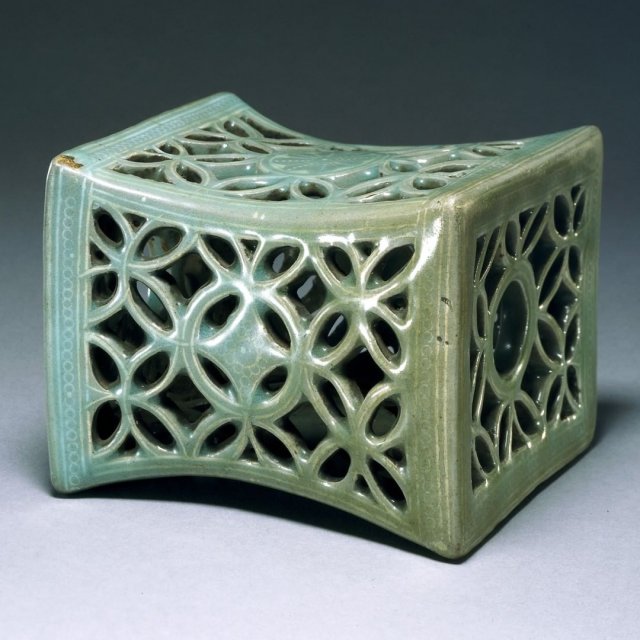 Керамическая подушка. Корея, XII–XIII века. Возможно, такая конструкция помогала сохранять прохладу летом