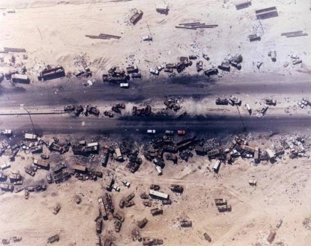«Шоссе смерти». Результат американских бомбардировок во время отступления иракских сил, Ирак, 1991 год.