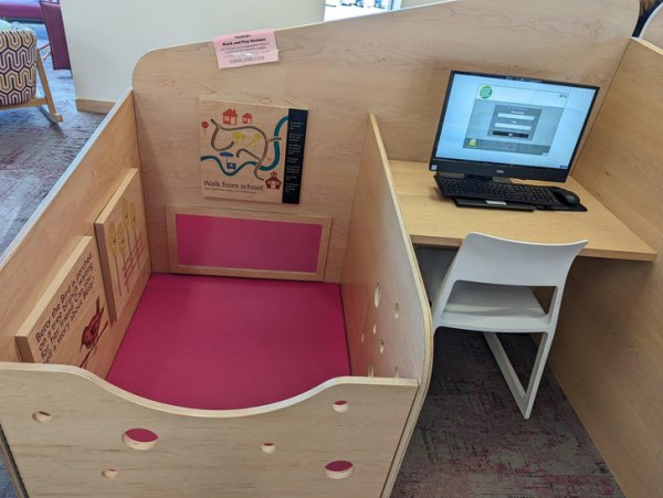 В библиотеке есть рабочие места с кроватками, где детки могут вздремнуть или поиграть, пока вы работаете