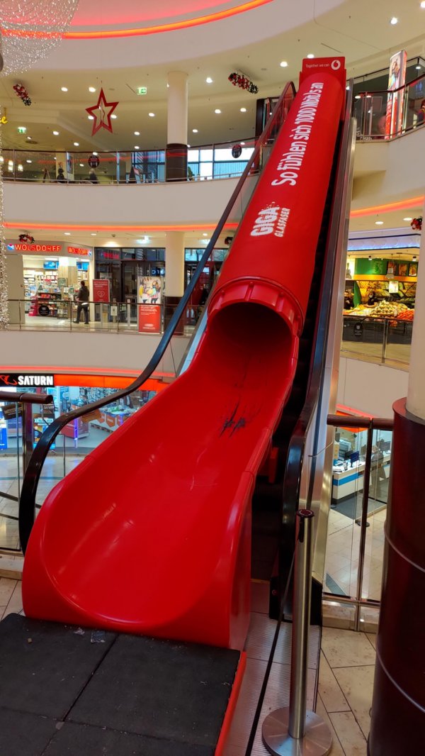В торговом центре эскалатор превратился в горку