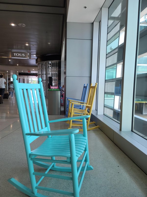 В международном аэропорту Майами есть кресла-качалки