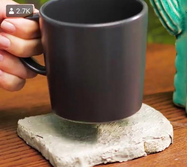 Это настоящий кусок хлеба… покрытый цементом и используемый как подставка для кружки…