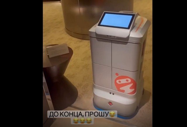 Бездушный робот обманул Евгению Медведеву в Пекине и оставил без еды