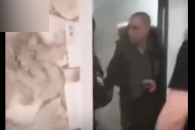 В Красноярске пьяный полковник перепутал свою квартиру с чужой и принялся силой ломиться в дверь