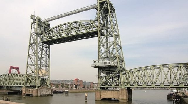Для миллиардера Джеффа Безоса разберут мост в Роттердаме, чтобы пропустить его яхту