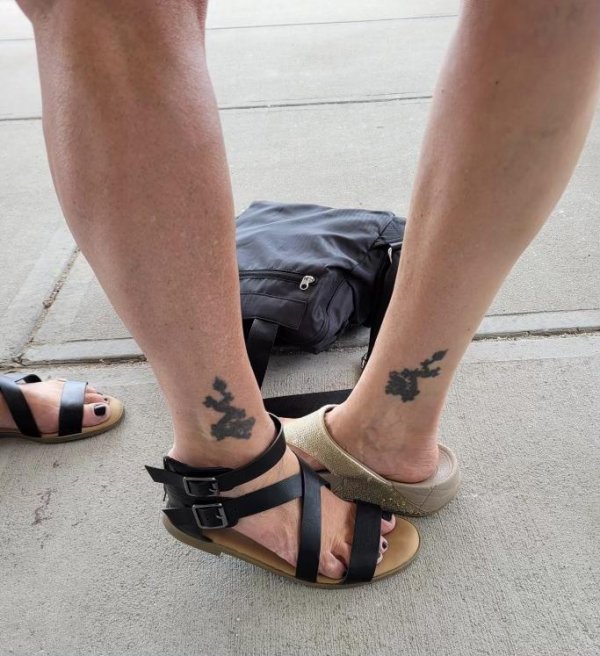 Женщина встретилась с другой дамой с такой же татуировкой на том же месте
