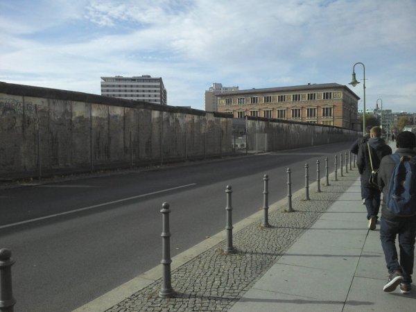 Давайте оценим иронию в том, что у Берлинской стены теперь есть забор, который её защищает