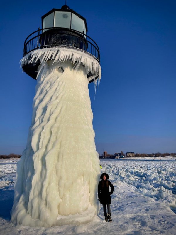 Замёрзшие волны на маяке на юго-западе Мичигана