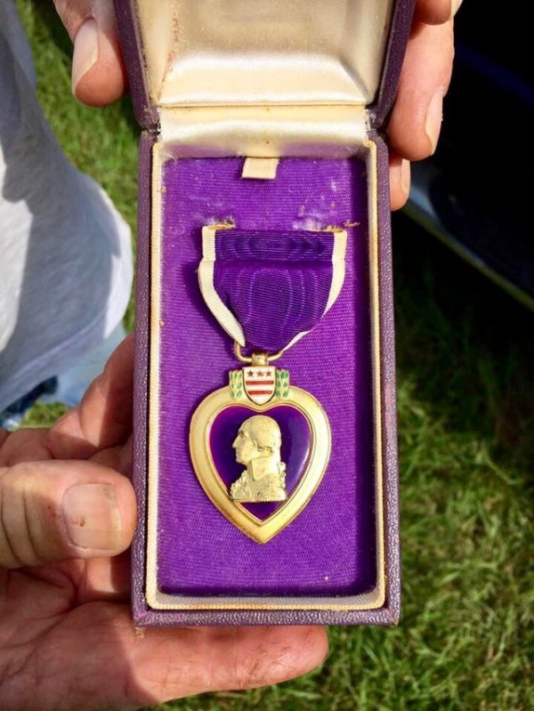 Дедушка купил дом, и во время ремонта нашёл там медаль «Пурпурное сердце»