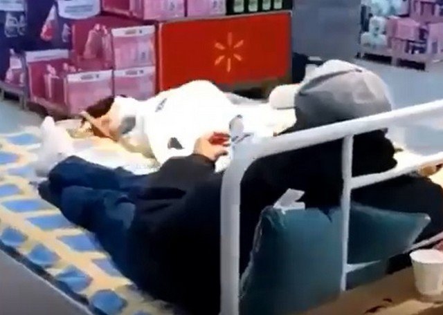 В Китае посетителей супермаркета запрели на карантин прямо во время шоппинга