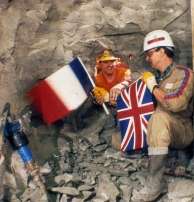 Встреча строителей тоннеля Ла–Манш на глубине 40 метров от пролива, 1990 год.