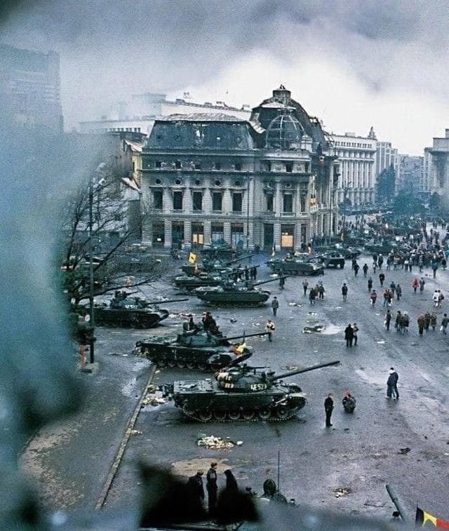 Бухарест, Румыния, свержение режима Чаушеску. 22 декабря 1989 года.