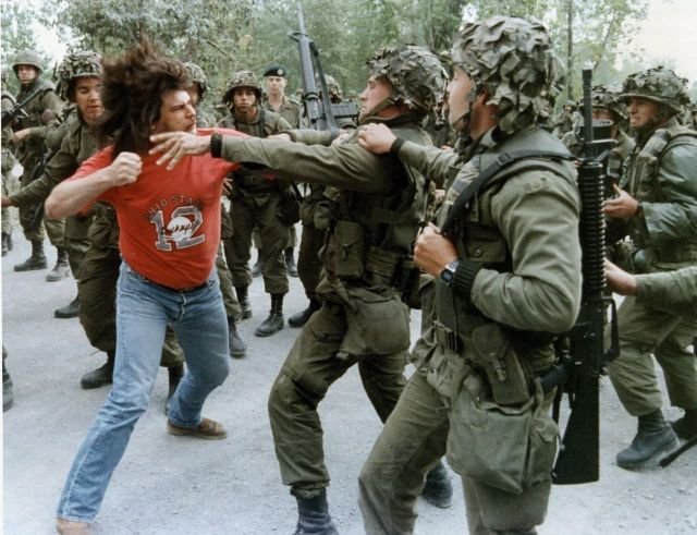 Воин-могавк нападает на канадских солдат во время Окского кризиса в июле-сентябре 1990 г., Канада