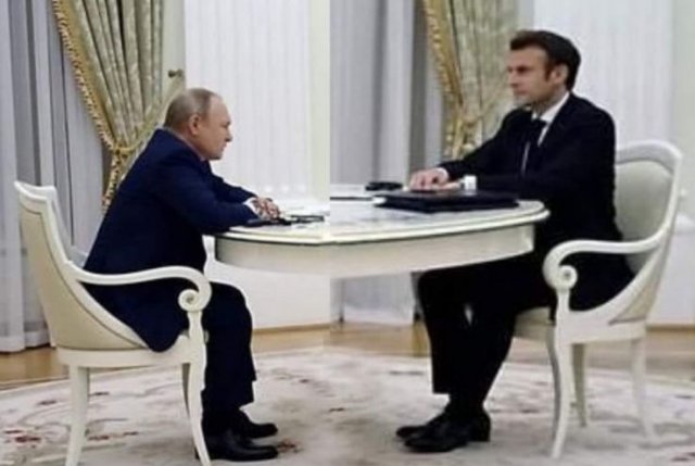 Фотожабы и мемы про встречу Макрона и Путина