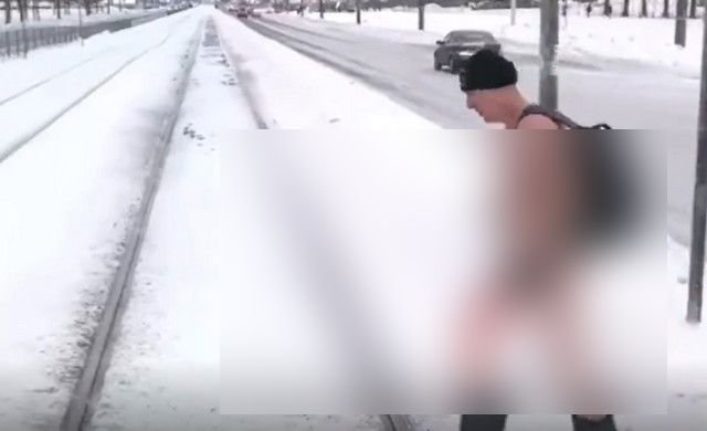 Ничего необычного, просто мужчина без одежды идет по улице Санкт-Петербурга