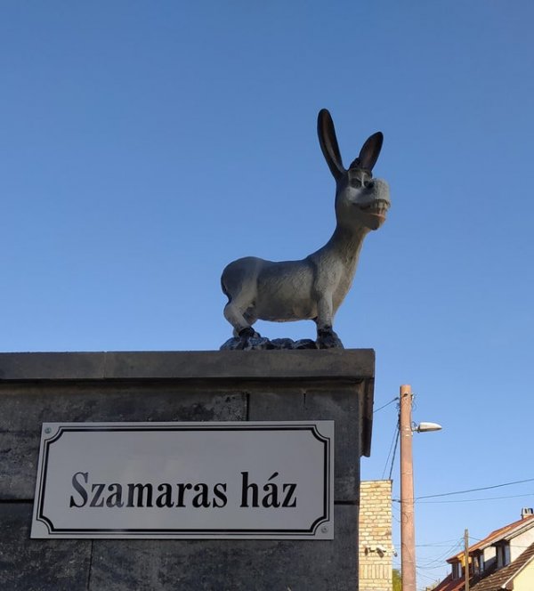 В Венгерской деревне установлена небольшая статуя Осла из «Шрека»