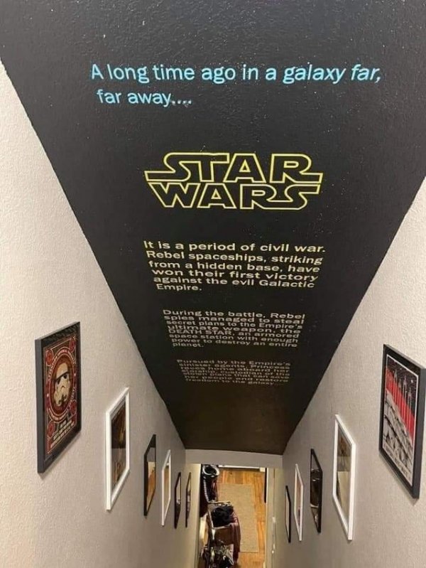 Лестница на второй этаж в доме поклонника «Звёздных войн»