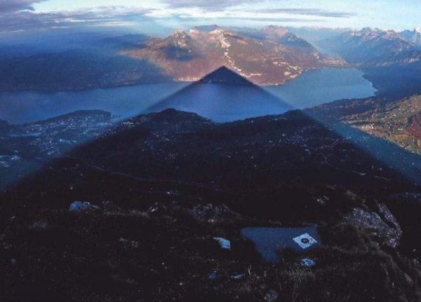В Бернских Альпах в Швейцарии есть тень, имеющая почти идеальную форму пирамиды